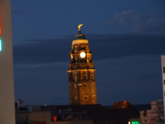 Der Turm des "neuen Rathauses" bei Nacht
