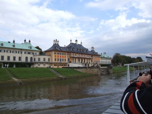 Das Schloss Pillnitz von der Elbe aus gesehen
