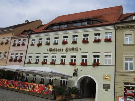 Der Gasthof "Goldner Hirsch"
Das GebÃ¤ude wurde 1550 errichtet und 1613 als "Skundischer Gasthof" erstmals urkundlich erwÃ¤hnt.
