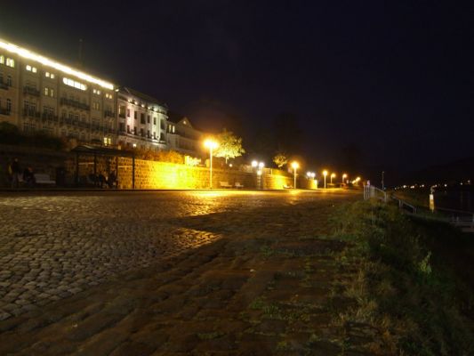 Uferpromenade in der Nacht
